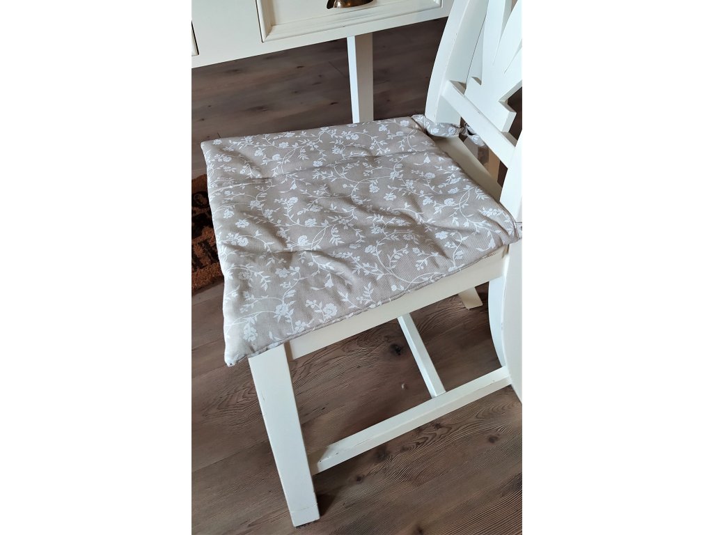 Sedáky s kvítky na režné