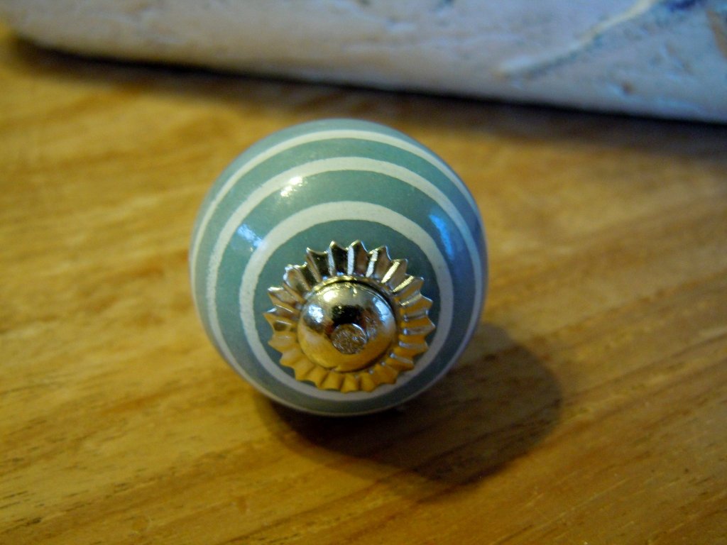 Knopka šedá s proužkem